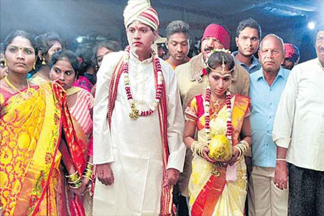 Bridgegroom, Bride, Bridegroom escape, Bride married someone, Pandipalli Ramesh, Srinivas