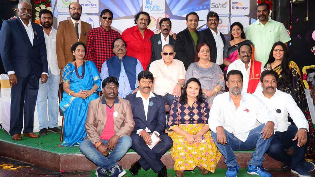 సూపర్ స్టార్, రెబల్ స్టార్ రిలీజ్ చేసిన మా సిల్వర్ జూబ్లీ డైరీ-2019 సూపర్ స్టార్, రెబల్ స్టార్ రిలీజ్ చేసిన మా సిల్వర్ జూబ్లీ డైరీ-2019