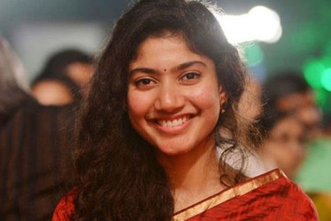 సహజీవనం తప్పుకాదు : సాయిపల్లవి సహజీవనం తప్పుకాదు : సాయిపల్లవి