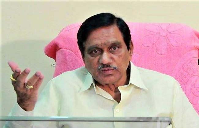 కష్టంగా ఉంది : అధికారులు ప్రభుత్వాన్నే శాసిస్తున్నారు కష్టంగా ఉంది : అధికారులు ప్రభుత్వాన్నే శాసిస్తున్నారు