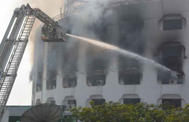 Fire breaks out in Khan Lateef Khan building