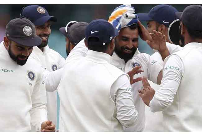 సిడ్నీ టెస్టు : ఫాలోఆన్లో ఆసీస్ సిడ్నీ టెస్టు : ఫాలోఆన్లో ఆసీస్