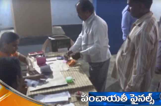 పంచాయతీ సమరం : పోలింగ్ స్టార్ట్ పంచాయతీ సమరం : పోలింగ్ స్టార్ట్