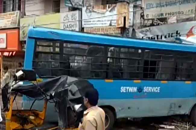 setwin bus was hit in secunderabad