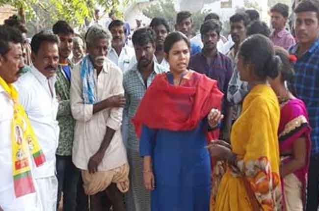 Minister Akhila Priya Angry Surrenders Security In Protest | 10TV