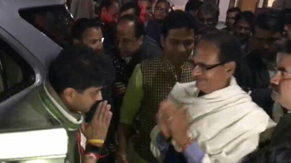 ఎంపీలో ఆపరేషన్ లోటస్ : అర్థరాత్రి చౌహాన్తో సింధియా సమావేశం ఎంపీలో ఆపరేషన్ లోటస్ : అర్థరాత్రి చౌహాన్తో సింధియా సమావేశం
