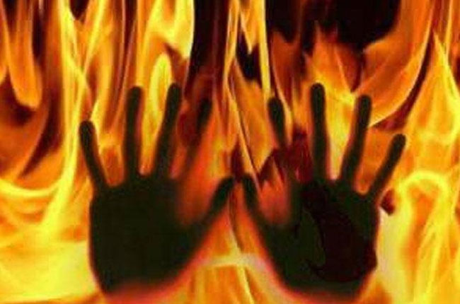 మొబైల్ పాస్వర్డ్ ఇవ్వలేదని భర్తను సజీవదహనం చేసిన భార్య మొబైల్ పాస్వర్డ్ ఇవ్వలేదని భర్తను సజీవదహనం చేసిన భార్య