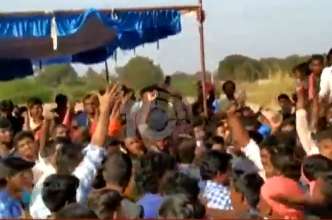 జనసేన బహిరంగ సభ రసాభాస : హైపర్ ఆది కారు అద్దాలు ధ్వంసం జనసేన బహిరంగ సభ రసాభాస : హైపర్ ఆది కారు అద్దాలు ధ్వంసం