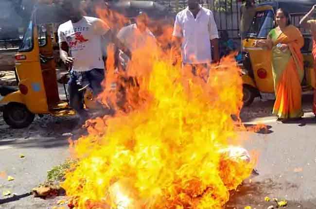 హింసాత్మకంగా కేరళ : కన్నూరులో బాంబ్ ఎటాక్స్ హింసాత్మకంగా కేరళ : కన్నూరులో బాంబ్ ఎటాక్స్