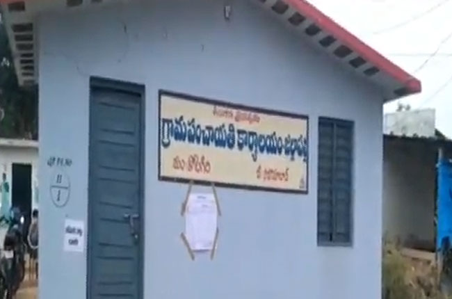 సర్పంచ్ అభ్యర్థి గుర్తు తప్పుగా రావడంతో పోలింగ్ వాయిదా సర్పంచ్ అభ్యర్థి గుర్తు తప్పుగా రావడంతో పోలింగ్ వాయిదా