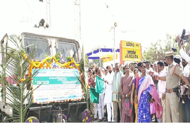 ఫలించిన కల : జనగామలో శాతవాహన ఎక్స్ప్రెస్ హాల్టింగ్ ఫలించిన కల : జనగామలో శాతవాహన ఎక్స్ప్రెస్ హాల్టింగ్