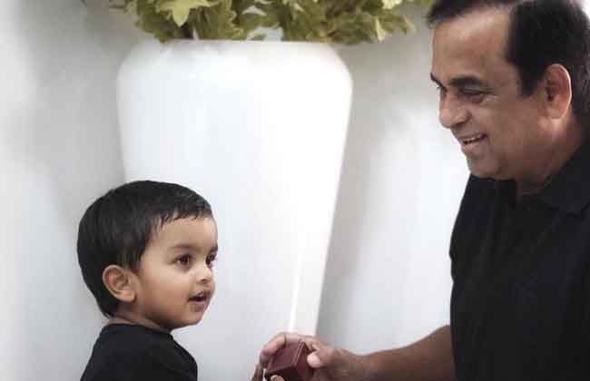 మనవడితో ఆటలాడుతున్న హాస్యబ్రహ్మ మనవడితో ఆటలాడుతున్న హాస్యబ్రహ్మ