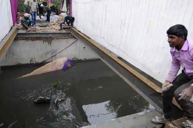 బారాత్ డ్యాన్స్ : డ్రైనేజీలో పడిన పెళ్లికొడుకు బారాత్ డ్యాన్స్ : డ్రైనేజీలో పడిన పెళ్లికొడుకు