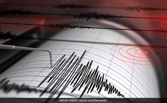 ఢిల్లీలో భూకంపం : భయంతో పరుగులు తీసిన జనం ఢిల్లీలో భూకంపం : భయంతో పరుగులు తీసిన జనం