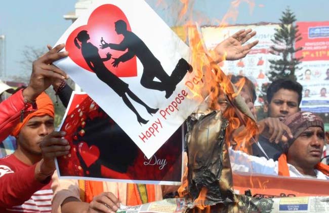 వాలెంటైన్స్ డే : భజరంగ దళ్ హెచ్చరికలు వాలెంటైన్స్ డే : భజరంగ దళ్ హెచ్చరికలు