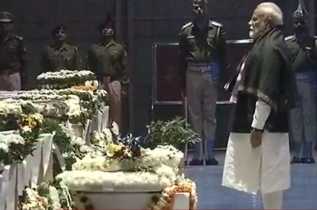 pm modi solid tribute to the war dead jawans