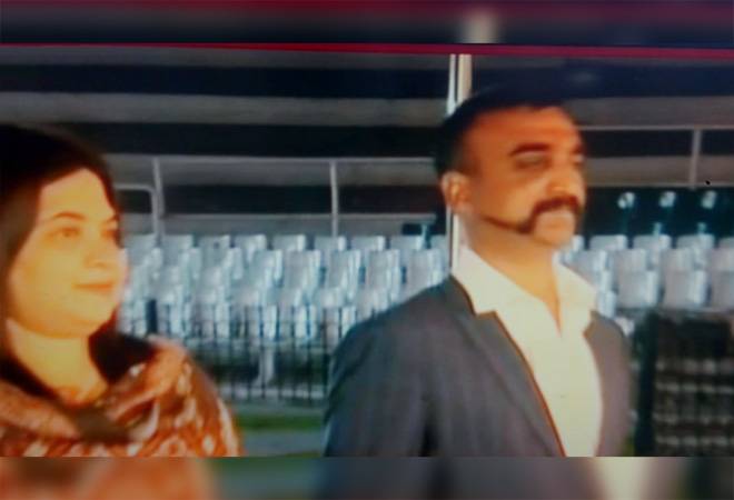 మీడియాతో మాట్లాడకుండా వెళ్లిపోయిన అభినందన్ మీడియాతో మాట్లాడకుండా వెళ్లిపోయిన అభినందన్