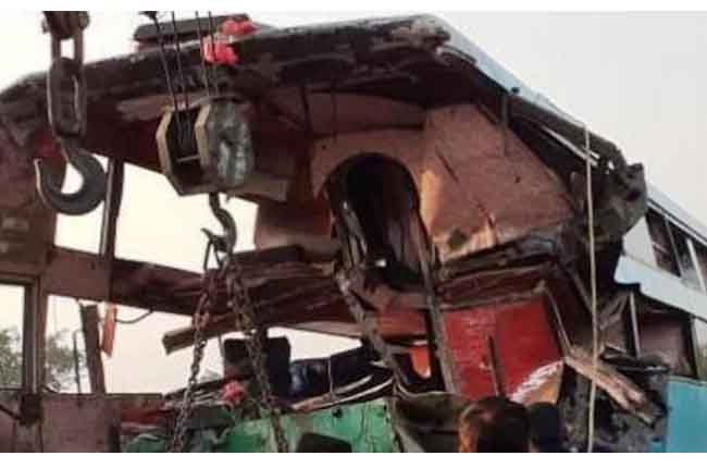 bus hits a truck on Yamuna Expressway