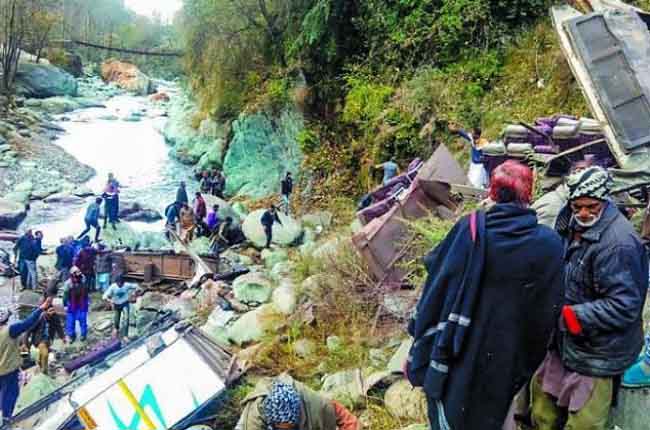 Jammu Accident : లోయలో పడిన బస్సు 5గురు మృతి Jammu Accident : లోయలో పడిన బస్సు 5గురు మృతి