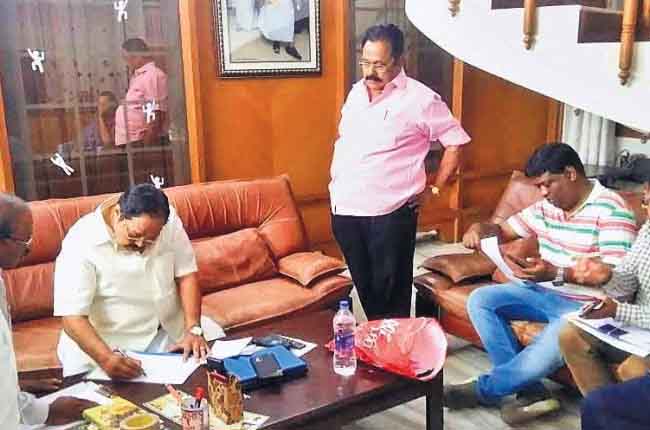 DMK నేత మురుగన్ నివాసంలో ఐటీ సోదాలు DMK నేత మురుగన్ నివాసంలో ఐటీ సోదాలు