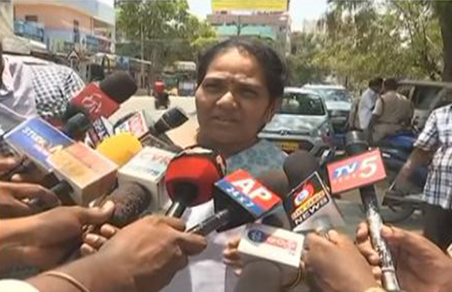 చంద్రగిరిలో చెవిరెడ్డి అరాచకం : నామినేషన్ ఉపసంహరించుకోమని బెదిరింపులు చంద్రగిరిలో చెవిరెడ్డి అరాచకం : నామినేషన్ ఉపసంహరించుకోమని బెదిరింపులు