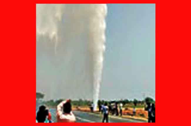 mission bhagiratha pipeline burst near MBNR Dist Chinna Chintakunta Mandal Bandarupalli