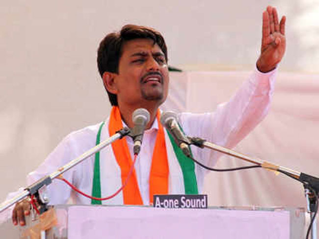 ఎన్నికల వేళ.. కాంగ్రెస్ కు బిగ్ షాక్! ఎన్నికల వేళ.. కాంగ్రెస్ కు బిగ్ షాక్!