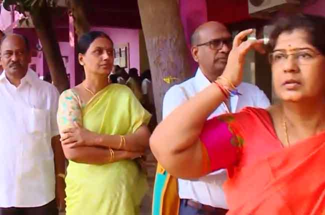 విఫలమైన ఈసీ : చుక్కలు చూపించిన EVMలు విఫలమైన ఈసీ : చుక్కలు చూపించిన EVMలు