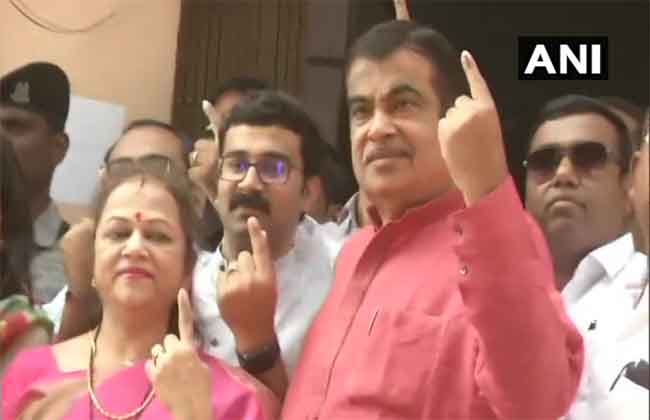 Central minister Nithin gadkari who  cast his vote in Nagpur