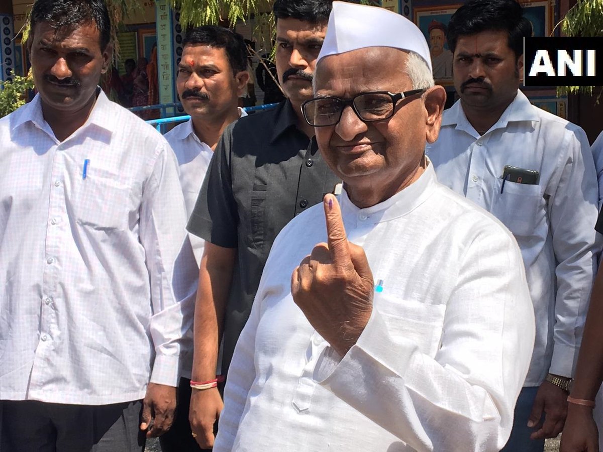 ఓటు వేసిన అన్నా హజారే :ఈవీఎంలపై పార్టీ గుర్తు అవసరం లేదు ఓటు వేసిన అన్నా హజారే :ఈవీఎంలపై పార్టీ గుర్తు అవసరం లేదు