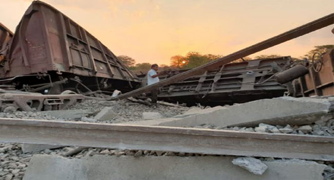 పట్టాలు తప్పిన గూడ్స్ రైలు : పాక్షికంగా రైళ్లు రద్దు పట్టాలు తప్పిన గూడ్స్ రైలు : పాక్షికంగా రైళ్లు రద్దు