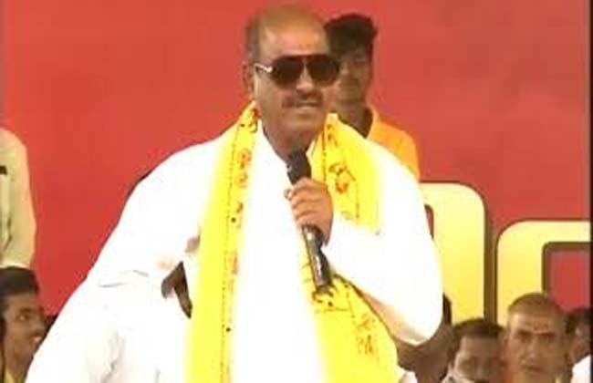 ప్రశ్నించిన ఓటరుపై జేసీ బూతుల దండకం..అనుచరులతో దాడి ప్రశ్నించిన ఓటరుపై జేసీ బూతుల దండకం..అనుచరులతో దాడి