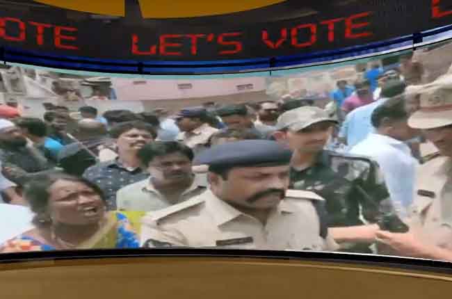 ఒంగోలులో అభ్యర్థులు ఎదురెదురు : కార్యకర్తల ఘర్షణ ఒంగోలులో అభ్యర్థులు ఎదురెదురు : కార్యకర్తల ఘర్షణ
