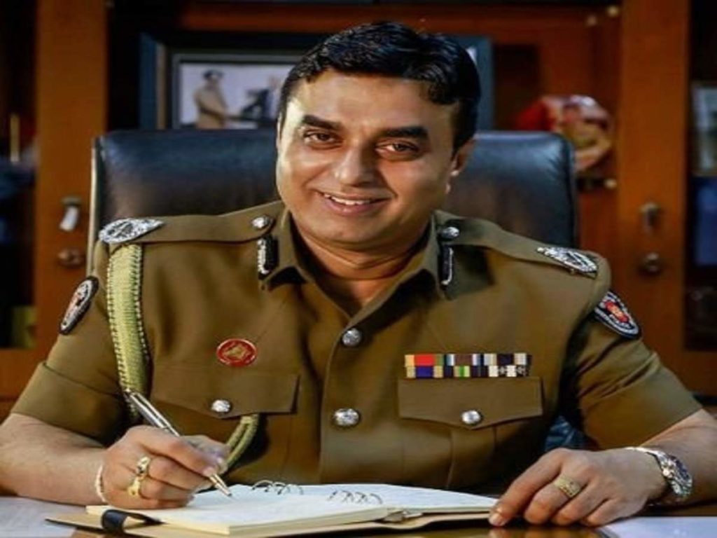 srilanka police chief resigns over bombings
