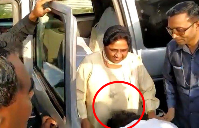pawan kalyan touches bsp chief mayawati feet
