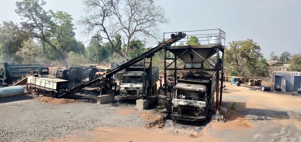 Maoists set fire to 27 vehicles.. in Gadchiroli Rs 10 crore property loss