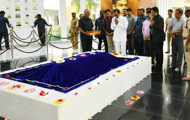 అబ్దుల్ కలాంకి కేసీఆర్, కేటీఆర్ నివాళి అబ్దుల్ కలాంకి కేసీఆర్, కేటీఆర్ నివాళి