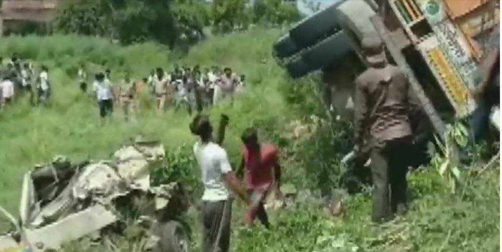 16 Killed, 5 Injured After Speeding Truck Hits Tempo, Overturns on Van in UP's Shahjahanpur