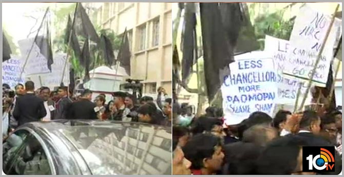 Kolkata: Protesting students block convoy of Governor Jagdeep Dhankhar as he arrived at Jadavpur University
