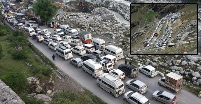 4 km Traffic Jam In Mountains Of Manali, Tourists Stuck