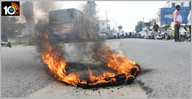 AP Amaravati Farmers Protest Fourth Day Tires burned, Vehicles parked on the roads