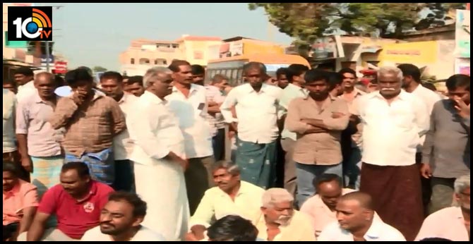 రాజధానుల ప్రకటన రగడ : అమరావతి రైతుల ఆగ్రహం..రోడ్డుపై బైఠాయింపు రాజధానుల ప్రకటన రగడ : అమరావతి రైతుల ఆగ్రహం..రోడ్డుపై బైఠాయింపు