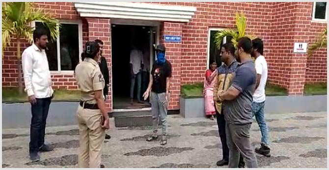 అర్థరాత్రి : ఆర్ట్ డైరెక్టర్ లక్ష్మీ సింధూజాపై దాడి అర్థరాత్రి : ఆర్ట్ డైరెక్టర్ లక్ష్మీ సింధూజాపై దాడి
