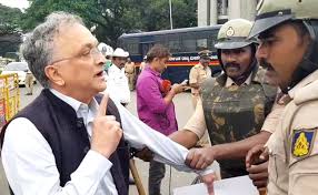 భగ్గుమన్న బెంగళూరు…చరిత్రకారుడిని మాట్లాడనివ్వకుండా అరెస్ట్ భగ్గుమన్న బెంగళూరు…చరిత్రకారుడిని మాట్లాడనివ్వకుండా అరెస్ట్