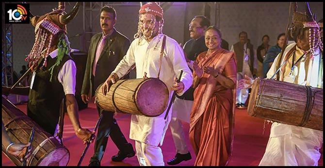 జాతీయ గిరిజన నృత్యోత్సవం : డోలు వాయించి..స్టెప్పులేసిన రాహుల్ జాతీయ గిరిజన నృత్యోత్సవం : డోలు వాయించి..స్టెప్పులేసిన రాహుల్