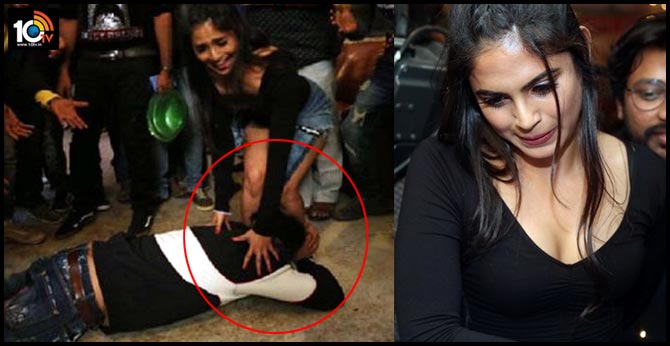 Shocking: Director Ramgopal varma Touches Heroine Feet