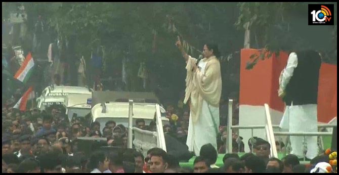 Don't fear anybody, I'm always by your side, Mamata Banerjee tells students protesting against CAA