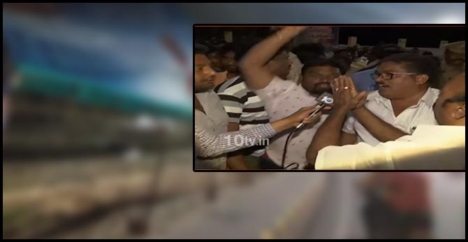 సీఎం జగన్ ఫ్లెక్సీలు ధ్వంసం : రాజధానిలో ఉద్రిక్త పరిస్థితులు సీఎం జగన్ ఫ్లెక్సీలు ధ్వంసం : రాజధానిలో ఉద్రిక్త పరిస్థితులు