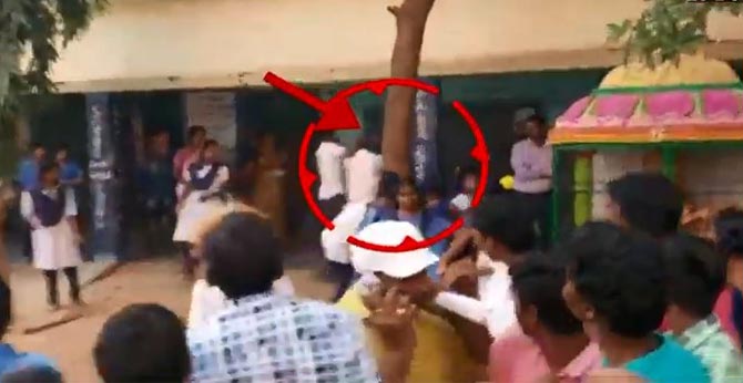 విద్యార్ధినిలు..మహిళా టీచర్లపై హెడ్మాస్టర్ వేధింపులు : పరుగెత్తించి చితక్కొట్టేశారు విద్యార్ధినిలు..మహిళా టీచర్లపై హెడ్మాస్టర్ వేధింపులు : పరుగెత్తించి చితక్కొట్టేశారు