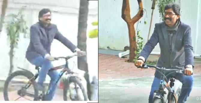 సైకిల్ తొక్కుతూ…విజయాన్ని ఆశ్వాదిస్తున్న హేమంత్ సోరెన్ సైకిల్ తొక్కుతూ…విజయాన్ని ఆశ్వాదిస్తున్న హేమంత్ సోరెన్